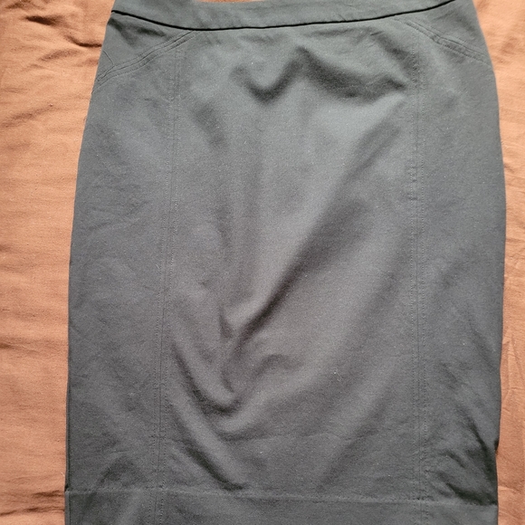 Size 11 - Reitmans black pencil skirt with silver zipper at the back - Picture 2 of 3